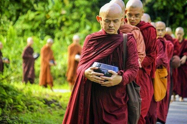 5 nhà sư đi đến tu viện, cuối cùng chỉ 1 người tới nơi, vậy chuyện gì xảy ra giữa đường?